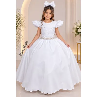 Menina com vestido longo branco de saia rodada, cinto de pérolas, manga bufante e laço grande no cabelo