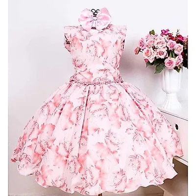 Vestido infantil rosa claro com estampa de flores, saia rodada volumosa, cintura com aplicação e laço rosa no cabide