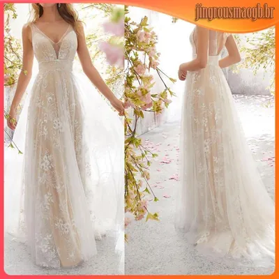 Vestido de noiva de alças com decote V, renda branca sobre forro nude e tule, visto de frente e de costas entre flores