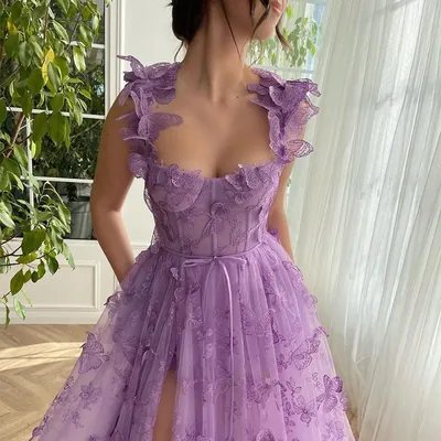 Vestido lilás de tule com borboletas em relevo nas alças, corpete estruturado, laço fino na cintura e fenda na saia