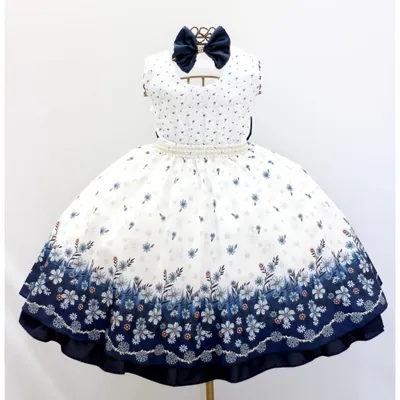 Vestido infantil branco com flores azul-marinho, barra degradê, cinto perolado e laço marinho em manequim dourado