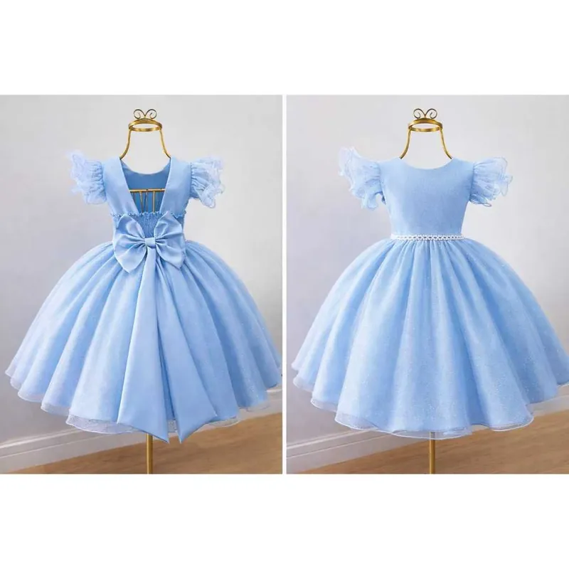 Vestido infantil azul-claro com brilho em manequim dourado, visto de costas com laço grande e de frente com cinto de pérolas