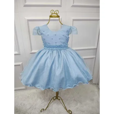 Vestido infantil azul-claro com pérolas no corpo, cinto de pérolas e saia rodada de tule com brilho em manequim dourado