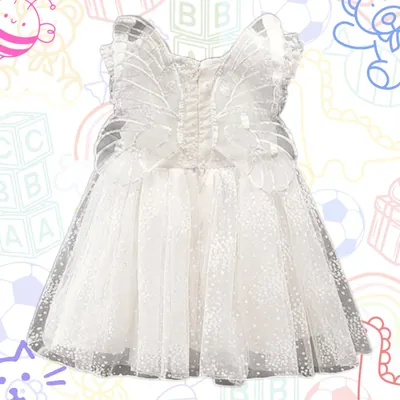 Costas de vestido infantil branco com asas de borboleta transparentes, zíper central e saia com poás