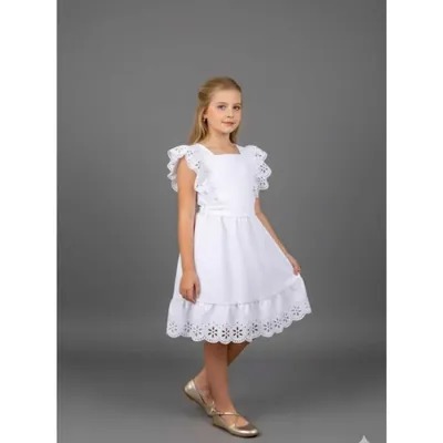 Menina com vestido branco de alças em babado bordado, faixa na cintura e barra com bordado vazado, de sapatilha dourada