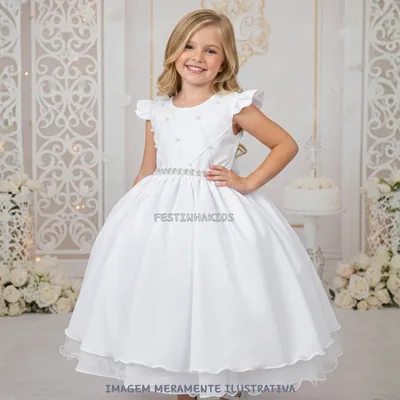 Menina loira com vestido branco de saia rodada, peito em losangos com perolinhas e cinto brilhante, em salão decorado