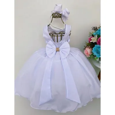Vestido infantil branco em manequim, visto de costas, com saia armada, laço grande e fivela dourada no centro