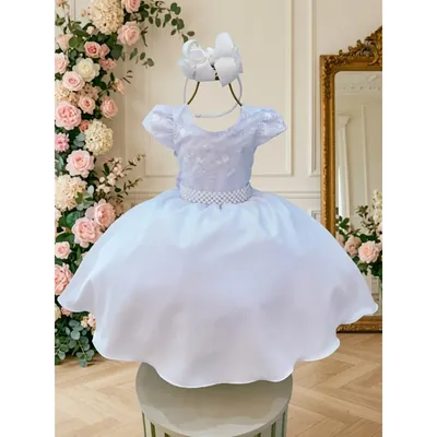 Vestido infantil branco com manga bufante, corpo bordado e cinto largo de pérolas em suporte, com tiara de laço