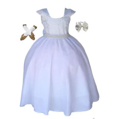 Vestido infantil branco longo com corpo bordado, cinto perolado e saia ampla, ao lado de luvas brancas e laço de cabelo