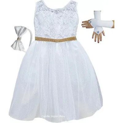 Vestido infantil branco sem mangas com corpo de renda, cinto dourado brilhante, saia de tule, luvas brancas e tiara de laço