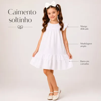 Menina com laço branco no cabelo usando vestido branco liso, solto, com manga de babado e barra em duas camadas