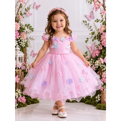 Menina de vestido rosa com borboletas e flores coloridas em relevo, saia de tule e coroa de flores em cenário de jardim