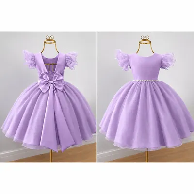 Vestido infantil lilás em manequim, visto de costas com laço grande de cetim e de frente com cinto de pérolas