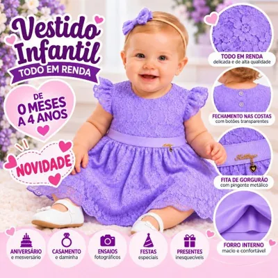 Bebê sentada em tapete com vestido lilás de renda floral, fita na cintura com pingente e faixa de laço no cabelo