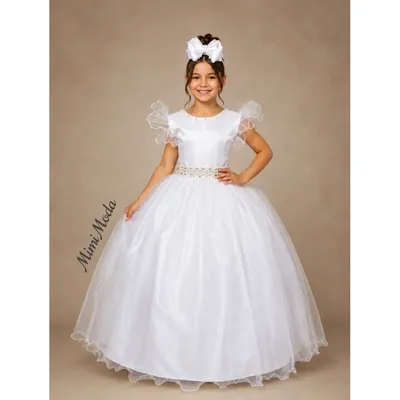 Menina com vestido branco longo, mangas de babado transparente, cinto bordado e saia ampla de tule até o chão