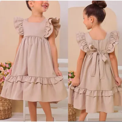 Menina de frente e de costas usando vestido bege rodado com babados nos ombros, barra em babados e laço nas costas