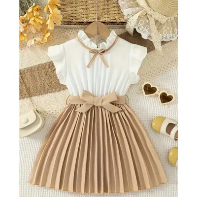 Vestido infantil com parte de cima branca de gola franzida e laço, saia plissada caramelo e faixa com laço, em cabide