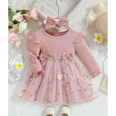 Vestido infantil rosa no cabide, corpo canelado de manga longa com babados, saia de tule bordada com flores e laço