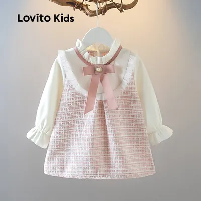 Vestido infantil com mangas creme de babado, laço rosa com pérola e saia rosa em textura de tweed, num cabide