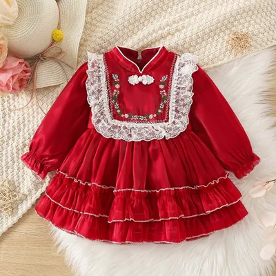 Vestido infantil vermelho de manga longa, gola alta, peitilho bordado com flores, renda branca e saia de babados