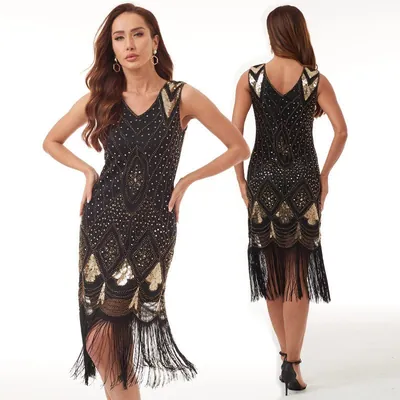 Vestido preto com lantejoulas e contas douradas em desenho art déco, decote em V e franjas na barra, de frente e de costas
