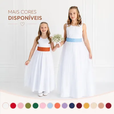 Duas meninas com vestidos longos brancos de tule, uma com faixa cor de ferrugem e outra com faixa azul-clara