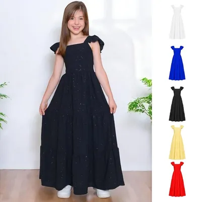 Menina com vestido longo preto com brilhos, alças de babado e saia em camadas, ao lado de miniaturas em cinco cores