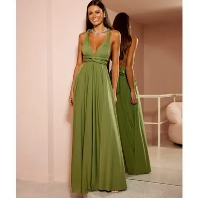 Mulher com vestido longo verde multiformas, decote em V, alças cruzadas na cintura e costas amarradas refletidas no espelho