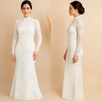 Modelo de frente e de perfil com vestido longo branco de renda floral, gola alta, mangas longas e corte justo