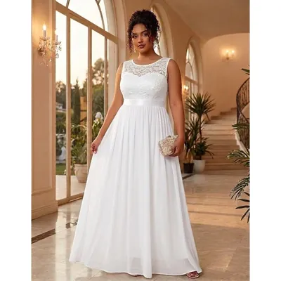 Mulher com vestido longo branco sem mangas, corpete de renda e saia leve, num salão com janelas em arco