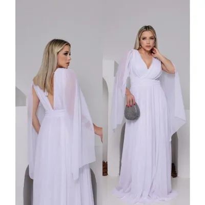 Mulher com vestido longo branco esvoaçante, mangas capa transparentes e decote V nas costas, de frente e de costas
