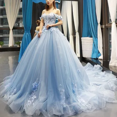 Vestido de noiva azul claro ombro a ombro, corpo com flores aplicadas, saia ampla de tule e cauda longa no chão