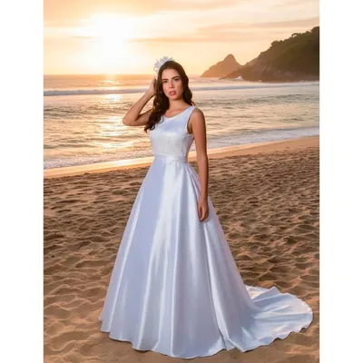Noiva na praia ao pôr do sol com vestido branco sem mangas, busto de renda, faixa na cintura, saia lisa e cauda longa