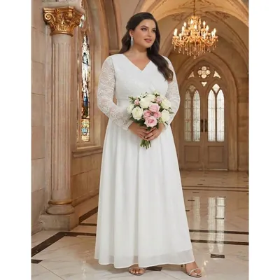 Noiva plus size com vestido branco longo, corpo e mangas de renda, decote em V e buquê de rosas brancas e rosa