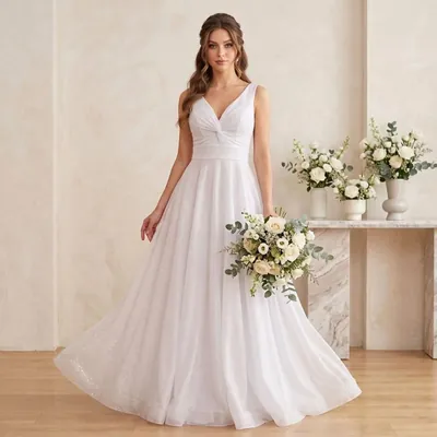 Noiva com vestido branco longo sem mangas, decote V com nó franzido e saia de tule com brilho, segurando buquê de rosas