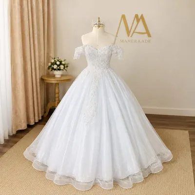 Vestido de noiva princesa branco em manequim, ombro a ombro com renda aplicada e saia ampla de tule brilhante