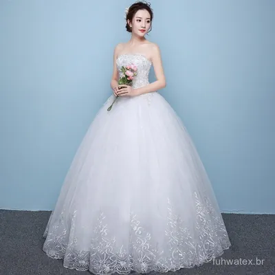 Noiva de coque com vestido branco tomara que caia, corpo rendado e saia princesa volumosa com barra bordada