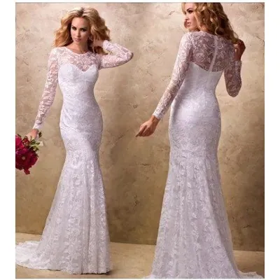 Noiva de vestido sereia branco em renda com manga longa, vista de frente e de costas, segurando buquê vermelho