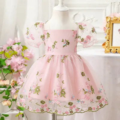 Vestido infantil rosa de tule com flores bordadas, mangas bufantes transparentes e barra recortada em manequim