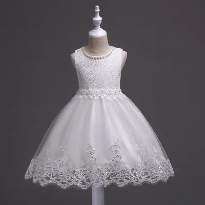 Vestido infantil branco sem mangas em manequim, com gola de pérolas, cinto de flores e saia de tule com barra bordada
