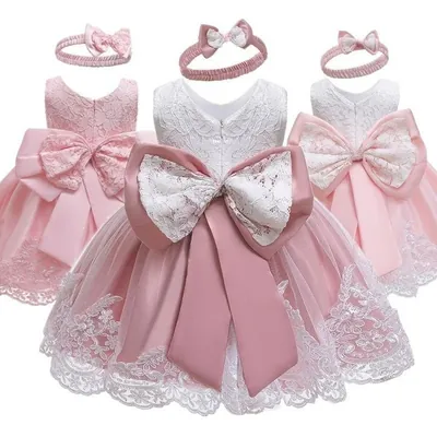 Três vestidos tutu de bebê em tons de rosa e branco, com renda, laços grandes nas costas e faixas de cabelo com laço