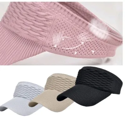 Viseira de malha rosa em close mostrando relevo e furinhos laterais, e viseiras branca, bege e preta lado a lado
